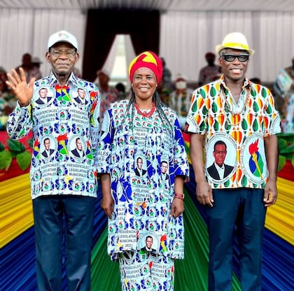El presidente Teodoro Obiang Nguema festeja su victoria en las elecciones de 2022 junto a su esposa, Constancia Mangue y su hijo, "Teodorín", el vicepresidente