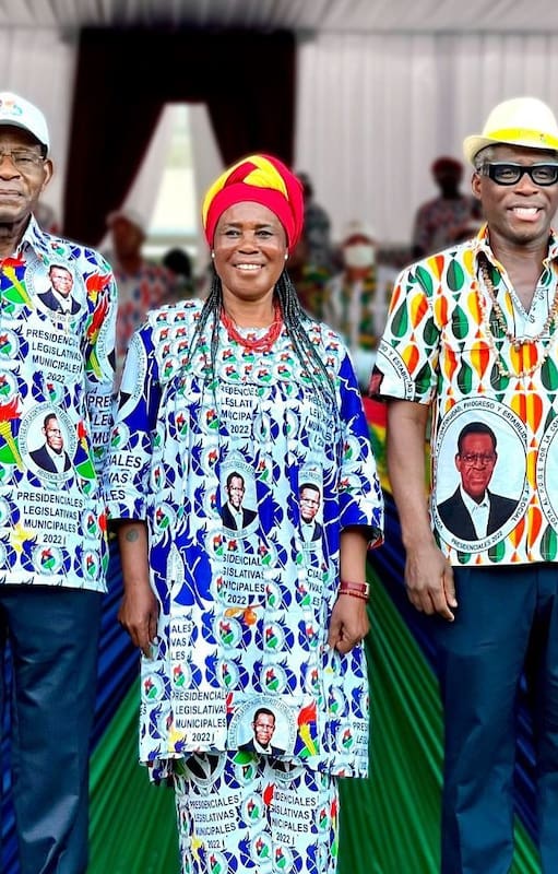 El presidente Teodoro Obiang Nguema festeja su victoria en las elecciones de 2022 junto a su esposa, Constancia Mangue y su hijo, "Teodorín", el vicepresidente