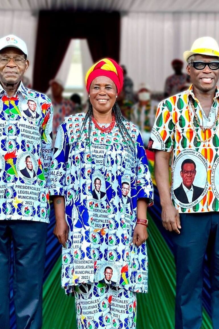 El presidente Teodoro Obiang Nguema festeja su victoria en las elecciones de 2022 junto a su esposa, Constancia Mangue y su hijo, "Teodorín", el vicepresidente