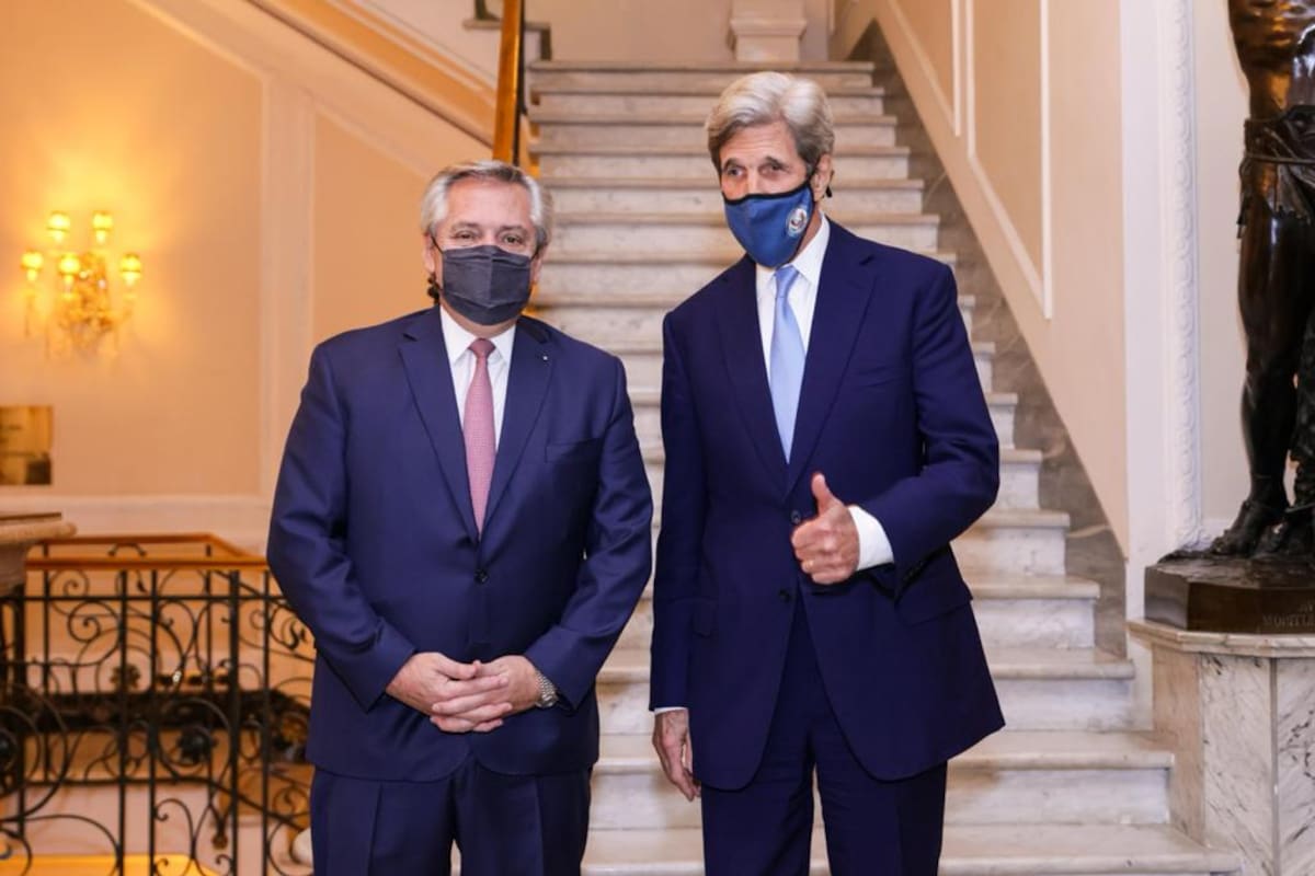 El Presidente terminó su gira por Europa en un encuentro con el exsecretario de Estado de los Estados Unidos, John Kerry, que tuvo foco en el cambio climático