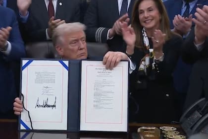 El presidente Trump firma el proyecto de ley para reabrir oficialmente el gobierno, poniendo fin al shutdown