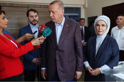 El presidente turco, Recep Erdogan, al salir de votar en las elecciones municipales