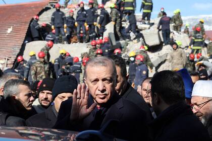 El presidente turco, Recep Tayyip Erdogan, con damnificados por el terremoto en Kahramanmaras, en febrero pasado. (Adem ALTAN / AFP)