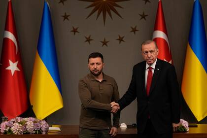 El presidente turco Recep Tayyip Erdogan (derecha), en su reunión del sábado en Estambul, con su homólogo ucraniano Volodimir Zelensky