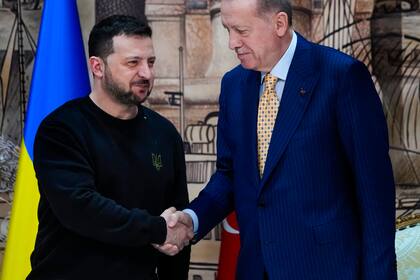 El presidente turco Recep Tayyip Erdogan, derecha, saluda al presidente ucraniano Volodymyr Zelenskyy al final de una conferencia de prensa conjunta tras su reunión en el palacio de Dolmabahce en Estambul, Turquía, el viernes 8 de marzo de 2024. (AP Foto/Francisco Seco)