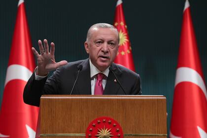 El presidente turco Recep Tayyip Erdogan habla luego de una reunión de gabinete en Ankara, Turquía, el lunes 23 de mayo de 2022. (Presidencia turca vía AP Foto)