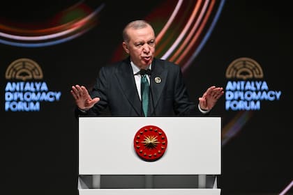 El presidente turco, Recep Tayyip Erdogan, habla en la sesión de apertura del Foro Diplomático de Antalya, en Antalya, Turquía