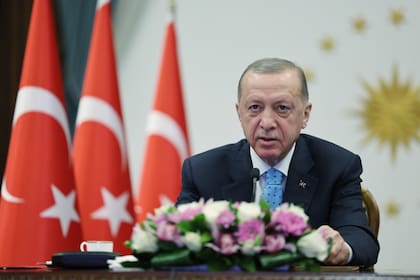 El presidente turco, Recep Tayyip Erdogan, inaugura una planta nuclear a través de un video desde el palacio presidencial en Ankara. (Turkish Presidency via AP)