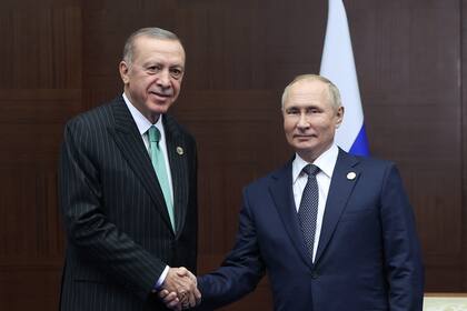 El presidente turco, Recep Tayyip Erdogan, se reúne con el presidente ruso, Vladimir Putin, al margen de la Conferencia sobre Interacción y Medidas de Confianza en Asia (CICA) en Astaná, el 13 de octubre de 2022.