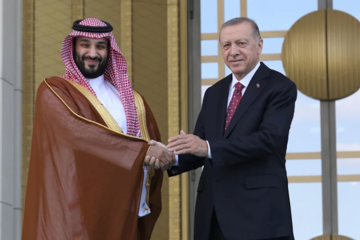 El presidente turco Recep Tayyip Erdogan, y el príncipe heredero saudí Mohammed ben Salman durante una ceremonia de bienvenida en Ankara, Turquía, el miércoles 22 de junio de 2022