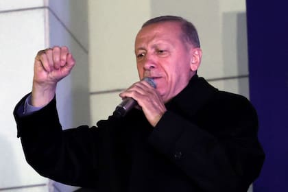 El presidente turco, Tayyip Erdogan, se dirige a sus partidarios después del cierre de las urnas en las elecciones presidenciales y parlamentarias de Turquía en Ankara, Turquía, el 15 de mayo de 2023