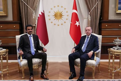 El presidente turco, Tayyip Erdogan, se reunió hoy en el palacio presidencial en Ankara con el emir de Qatar, Tamin bin Hamad