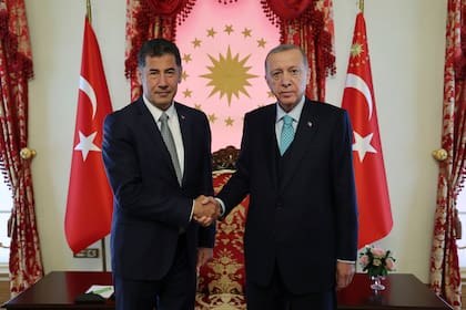 El presidente turco y candidato presidencial de la Alianza Popular, Recep Tayyip Erdogan, estrecha la mano de Sinan Ogan, antiguo candidato presidencial de la alianza ATA, en Estambul, Turquía, el 19 de mayo de 2023.