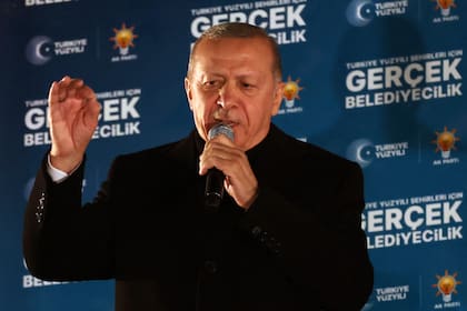 El presidente turco y líder del Partido Justicia y Desarrollo (AK), Recep Tayyip Erdogan, pronuncia un discurso después de su derrota en las elecciones municipales locales turcas, en la sede del Partido AK en Ankara el 1 de abril de 2024
