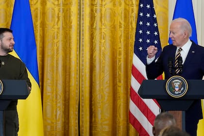 El presidente ucraniano Volodimir Zelensky escucha mientras el presidente Joe Biden habla durante una conferencia de prensa en la Sala Este de la Casa Blanca en Washington, el miércoles 21 de diciembre de 2022.
