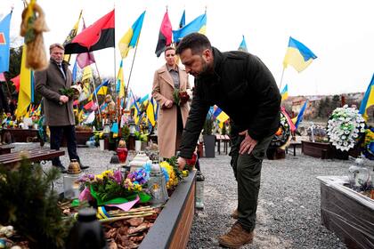 El presidente ucraniano Volodimir Zelensky durante una ceremonia en memoria de los caídos en el cementerio de Lychakiv, en la ciudad de Lviv (Archivo)