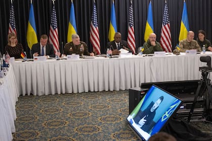 El presidente ucraniano Volodimir Zelensky pronuncia su discurso durante la reunión del Grupo de Contacto de Defensa de Ucrania en la base aérea estadounidense de Ramstein en Alemania el 20 de enero de 2023.