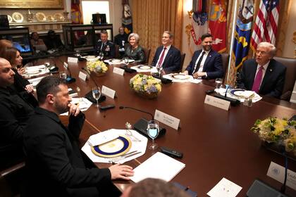El presidente ucraniano, Volodimir Zelensky (izq.), conversa con el presidente estadounidense, Donald Trump (der.), y miembros de su gabinete durante un almuerzo en la Casa Blanca el 17 de octubre de 2025, en Washington, D.C.