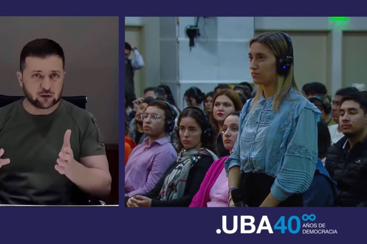 El presidente ucraniano, Volodimir Zelensky, por videoconferencia, durante la charla con alumnos de la UBA