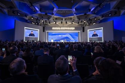 El presidente ucraniano, Volodimir Zelensky, se dirige a la asamblea en la reunión anual del Foro Económico Mundial (FEM) en Davos, el 16 de enero de 2024