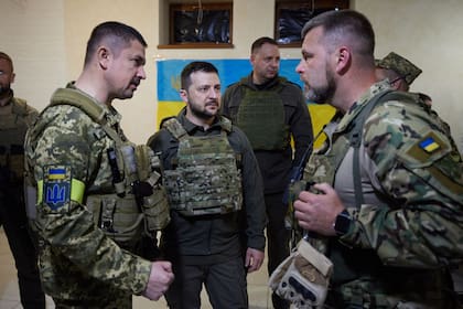 El presidente ucraniano Volodimir Zelensky se reúne con militares del ejército durante una visita a la región de Kharkiv, a fines de mayo