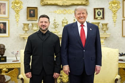 El presidente ucraniano, Volodimir Zelensky, y el mandatario norteamericano, Donald Trump, en el Salón Oval, en Washington.