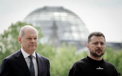 El presidente ucraniano, Volodymir Zelensky fue recibido en Berlin con honores militares por el canciller alemán, Olaf Scholz