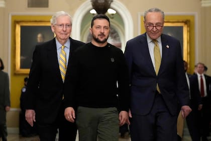 El presidente ucraniano Volodymyr Zelensky (C) camina con el líder de la minoría del Senado Mitch McConnell (R-KY) (L) y el líder de la mayoría del Senado Charles Schumer (D-NY) a su llegada al Capitolio de EE.UU. para reunirse con los líderes del Congreso el 12 de diciembre de 2023 en Washington, DC