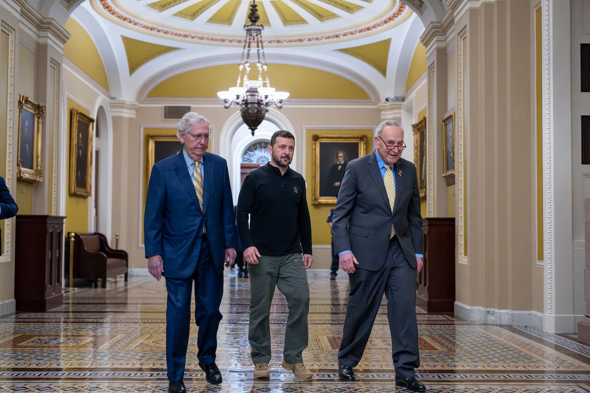 El presidente ucraniano Volodymyr Zelenskyy, centro, camina en compañía del líder de la mayoría del Senado, Chuck Schumer, derecha, y el líder de la minoría del Senado, Mitch McConnell, a su llegada al Capitolio para reunirse con legisladores de ambos partidos, en Washington, el jueves 26 de septiembre de 2024. (AP Foto/J. Scott Applewhite)