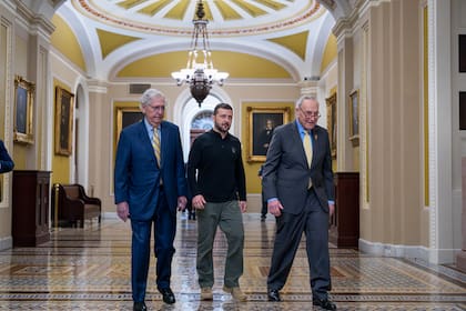 El presidente ucraniano Volodymyr Zelenskyy, centro, camina en compañía del líder de la mayoría del Senado, Chuck Schumer, derecha, y el líder de la minoría del Senado, Mitch McConnell, a su llegada al Capitolio para reunirse con legisladores de ambos partidos, en Washington, el jueves 26 de septiembre de 2024. (AP Foto/J. Scott Applewhite)
