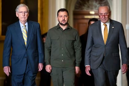 El presidente ucraniano Volodymyr Zelenskyy (centro) camina junto al líder de la minoría en el Senado de Estados Unidos, Mitch McConnell (izquierda) y el líder de la mayoría en el Senado Chuck Schumer, en el Capitolio, el jueves 21 de septiembre de 2023
(AP Foto/Mark Schiefelbein, Archivo)
