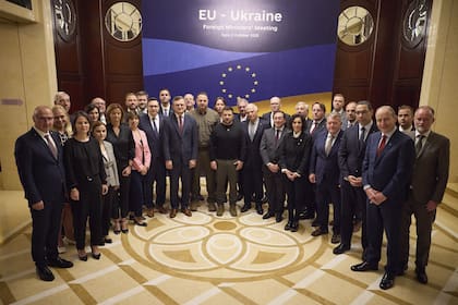El presidente ucraniano Volodymyr Zelenskyy, en el centro, posa para una foto con los participantes de la reunión informal de ministros de Asuntos Exteriores de la UE en Kiev, Ucrania, el lunes 2 de octubre de 2023.