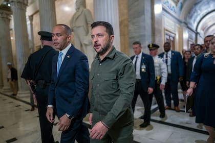El presidente ucraniano Volodymyr Zelenskyy es recibido por el líder del bloque demócrata en la Cámara de Representantes, Hakeem Jeffries, el jueves 21 de septiembre de 2023. (AP Foto/J. Scott Applewhite)