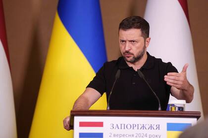 El presidente ucraniano, Volodymyr Zelenskyy, habla durante una rueda de prensa conjunta con el primer ministro de Holanda, Dick Schoof, en Zaporizhzhia, Ucrania, el lunes 2 de septiembre de 2024. (AP Foto/Evgeniy Maloletka)