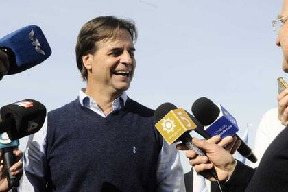 El presidente uruguayo, Luis Lacalle Pou, conversa con periodistas en su cumpleaños