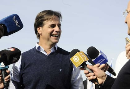 El presidente uruguayo, Luis Lacalle Pou, conversa con periodistas