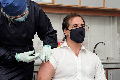 El presidente uruguayo Luis Lacalle Pou había sido inoculado con la vacuna Coronavac, desarrollada por el laboratorio chino Sinovac, en marzo de 2021