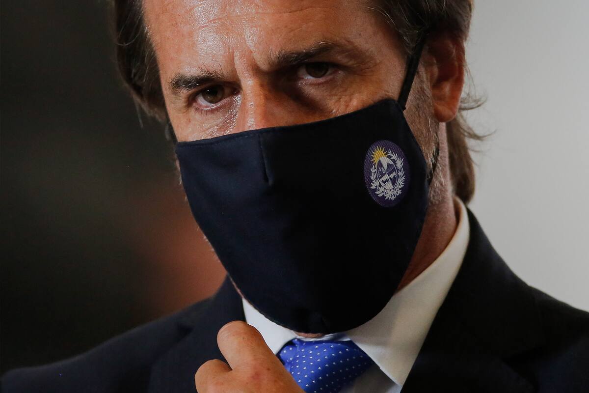 El presidente uruguayo Luis Lacalle Pou utiliza un tapabocas en el Palacio Planalto de Brasilia, Brasil, el 3 de febrero de 2021