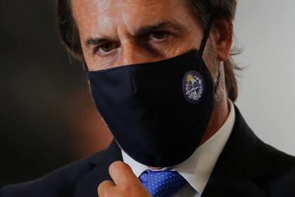 El presidente uruguayo Luis Lacalle Pou utiliza un tapabocas en el Palacio Planalto de Brasilia, Brasil, el 3 de febrero de 2021