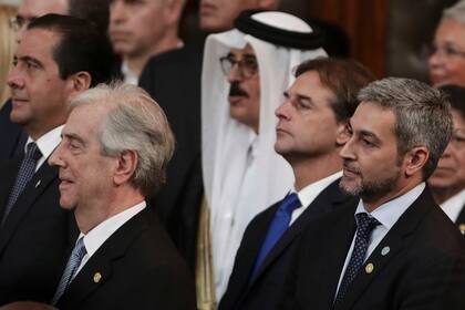 El presidente uruguayo Tabaré Vázquez, el presidente electo, Luis Lacalle Pou, y el presidente de Paraguay, Mario Abdo Benitez