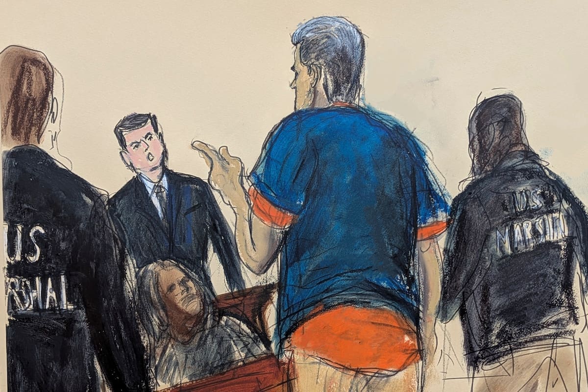 El presidente venezolano, Nicolás Maduro (centro), reacciona ante un espectador tras su comparecencia en el tribunal federal de Manhattan, el lunes 5 de enero de 2026, en Nueva York. (Elizabeth Williams vía AP)