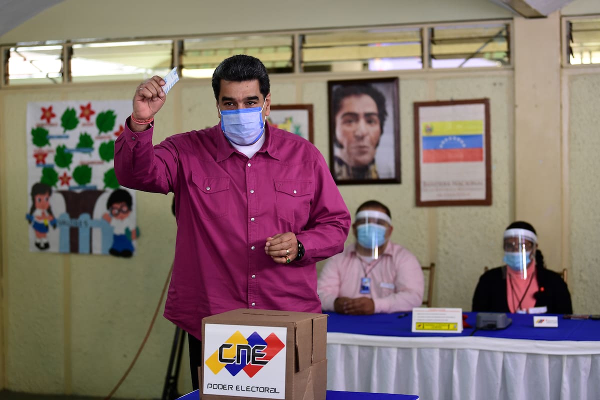 El presidente venezolano Nicolás Maduro emite su voto en un colegio electoral de la escuela Simón Rodríguez en Fuerte Tiuna, Caracas, el 6 de diciembre de 2020 durante las elecciones legislativas de Venezuela