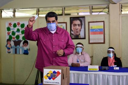 El presidente venezolano Nicolás Maduro emite su voto en un colegio electoral de la escuela Simón Rodríguez en Fuerte Tiuna, Caracas, el 6 de diciembre de 2020 durante las elecciones legislativas de Venezuela