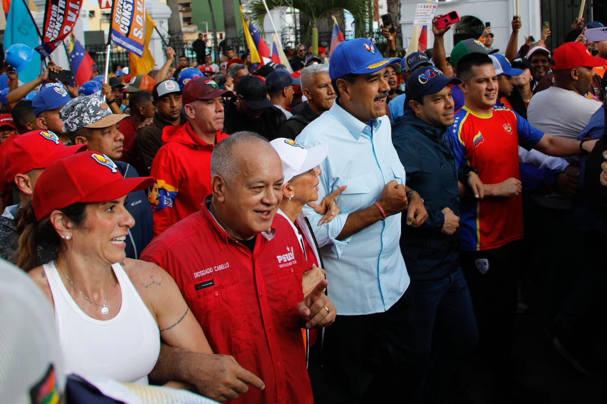 El presidente venezolano, Nicolás Maduro, en el centro, acompañado del legislador Diosdado Cabello, segundo por la izquierda, y de la primera dama Cilia Flores en una marcha por un acto oficialista en Caracas, Venezuela, el 17 de agosto de 2024. (AP Foto/Cristian Hernández, Archivo)