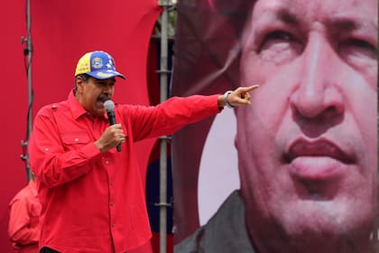 El presidente venezolano Nicolás Maduro habla ante simpatizantes durante un evento para conmemorar el aniversario del fallido golpe de Estado de 1992 que encabezó el fallecido presidente Hugo Chávez, el domingo 4 de febrero de 2024