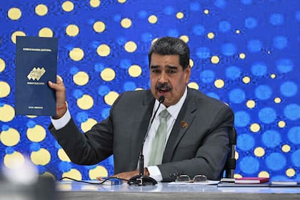 El presidente venezolano, Nicolás Maduro, habla durante una conferencia de prensa un día después del referéndum consultivo sobre la soberanía venezolana sobre la región del Esequibo controlada por la vecina Guyana, en la sede del CNE en Caracas el 4 de diciembre de 2023.