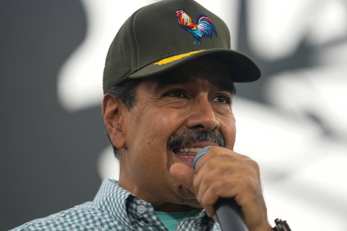 El presidente venezolano Nicolás Maduro habla con miembros jóvenes del Partido Socialista Unido de Venezuela durante un evento de la agrupación política, el jueves 12 de septiembre de 2024, en Caracas, Venezuela