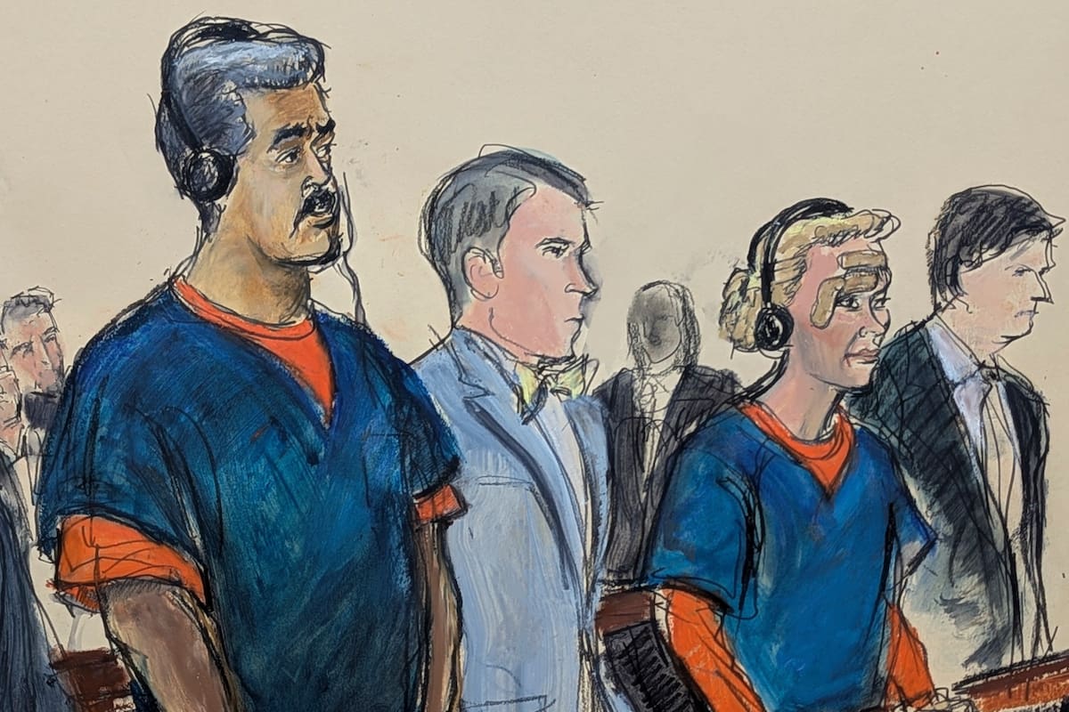 El presidente venezolano, Nicolás Maduro (izquierda), y su esposa, Cilia Flores (segunda desde la derecha), comparecen ante el tribunal federal de Manhattan con sus abogados defensores, Mark Donnelly (segundo desde la izquierda), y Andrés Sánchez, el lunes 5 de enero de 2026 en Nueva York. (Elizabeth Williams vía AP)