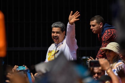 El presidente venezolano, Nicolás Maduro, saluda durante un acto, en Caracas, el 25 de marzo de 2024