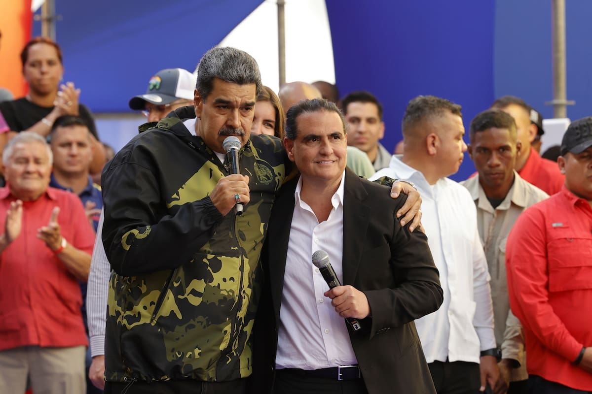 El presidente venezolano Nicolás Maduro y el empresario Alex Saab se abrazan durante un evento en Caracas, el 23 de enero de 2024